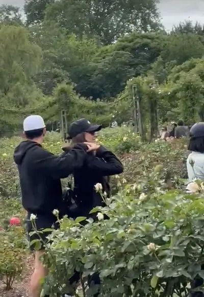 Status hubungan Jessica Alba terungkap setelah dia terlihat berciuman dengan pria misterius