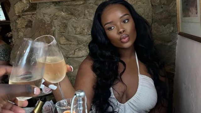 Wanita menyembunyikan pacar mereka secara online dan ada lebih dari satu alasan mengapa