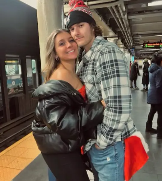 Keajaiban Natal: Pasangan dari NYC yang menemukan cinta lewat sweater jelek di SantaCon yang dipenuhi minuman keras akhirnya menikah