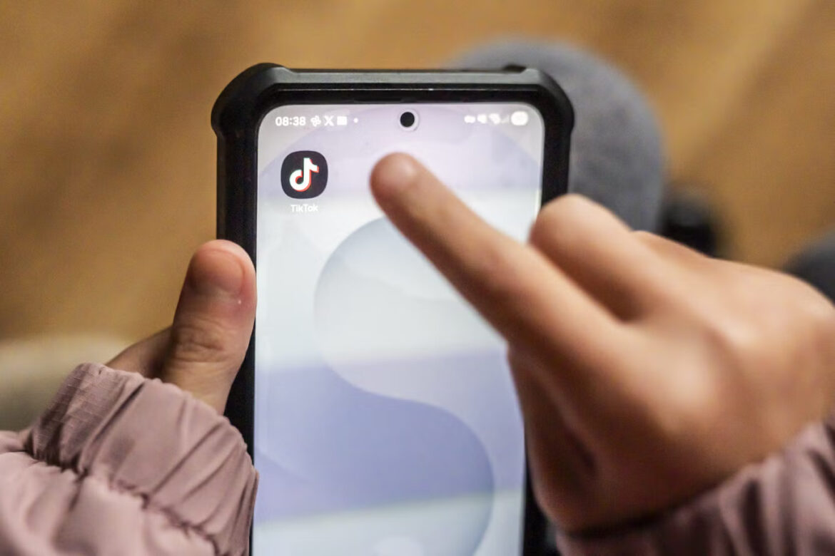 Laporan baru memperingatkan bahwa media sosial ‘tidak aman bagi remaja’.